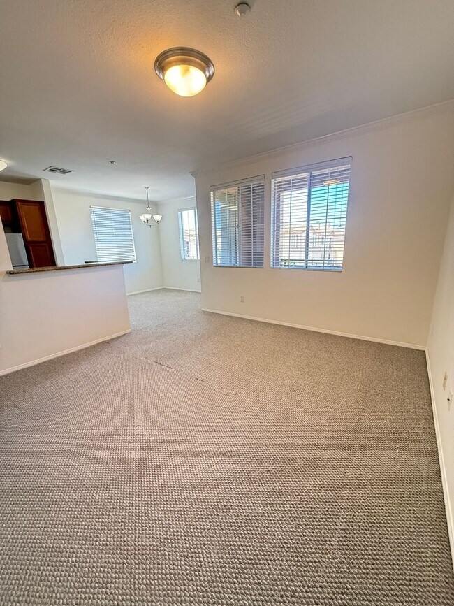 Building Photo - Great 2 bedroom unit upstairs nobody above you!