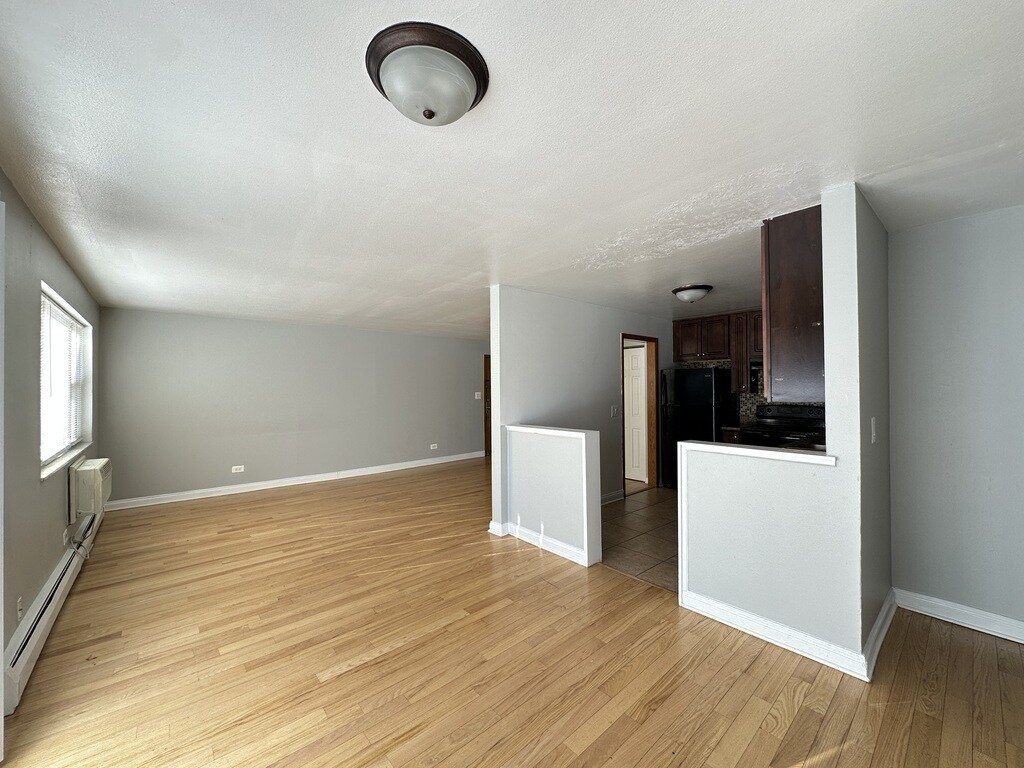 Building Photo - 1004 S River Rd