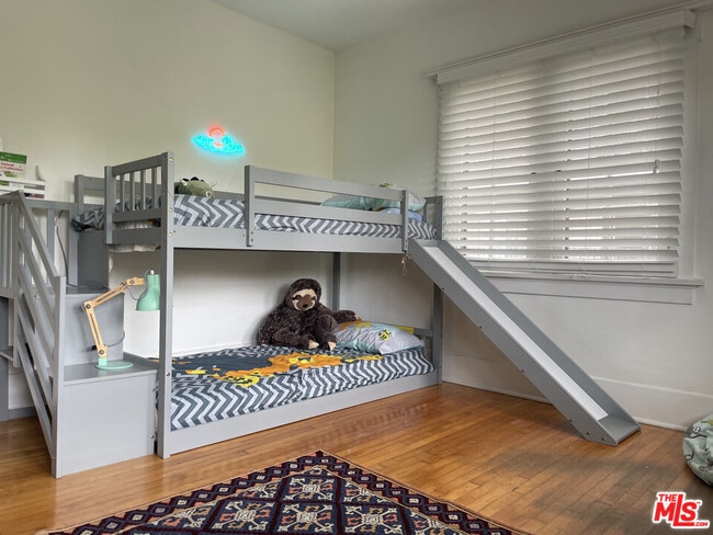 Building Photo - 2417 Walgrove Ave