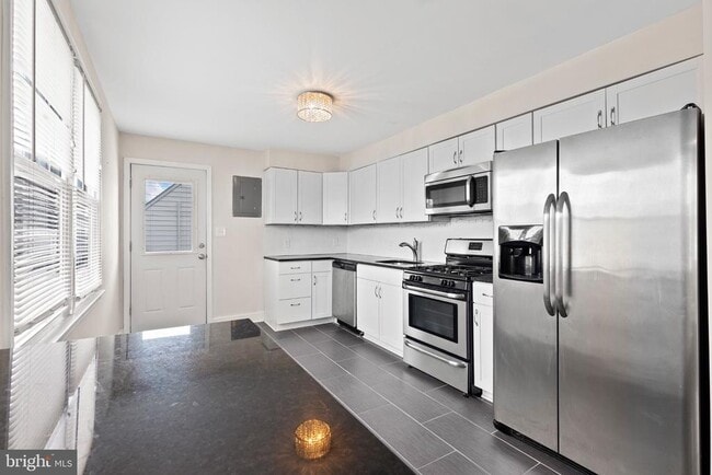 Building Photo - 929 Kinwat Ave