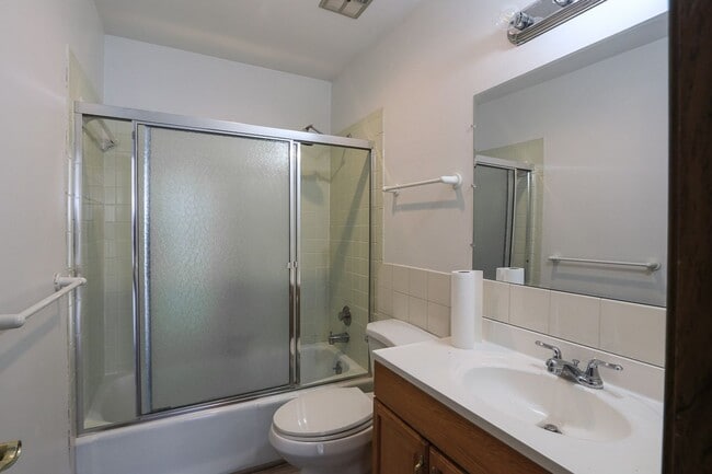 Building Photo - {8515} Walking distance to South Lake Park + 2 Car Attached Garage + Deck!