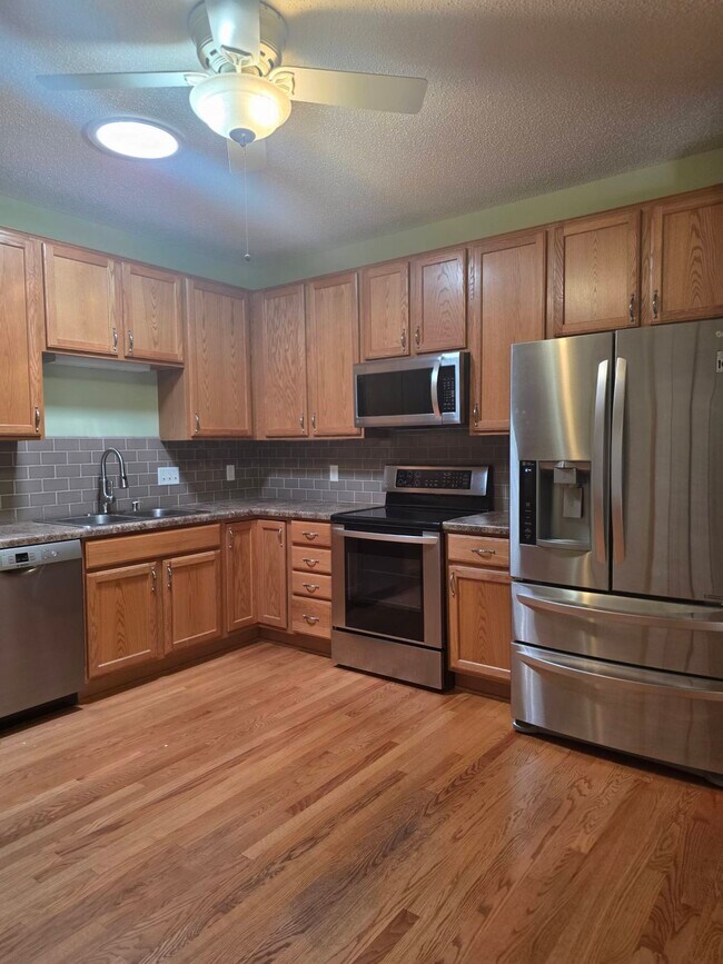 Building Photo - 6452 MacLaren Ave NE