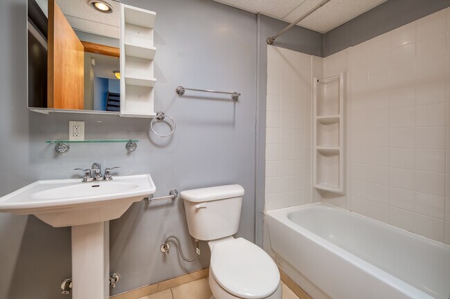 Building Photo - 5831 Belle Ave