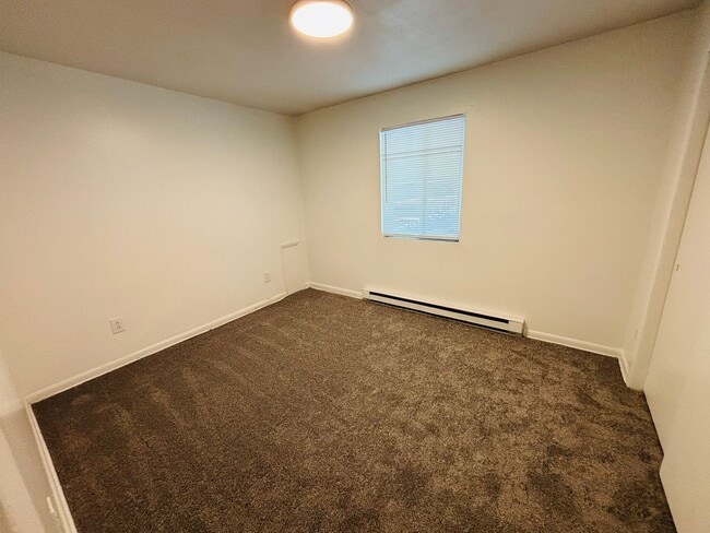 Building Photo - 3 Bedroom 1 Bath Apartment