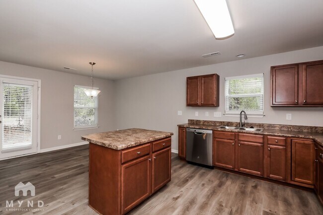 Building Photo - 623 Hunley St