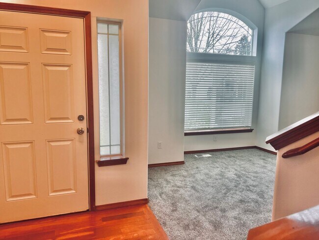 Building Photo - Enormous 4 Bed 2.5Bath + Bonus Room Great Lacey Neighborhood