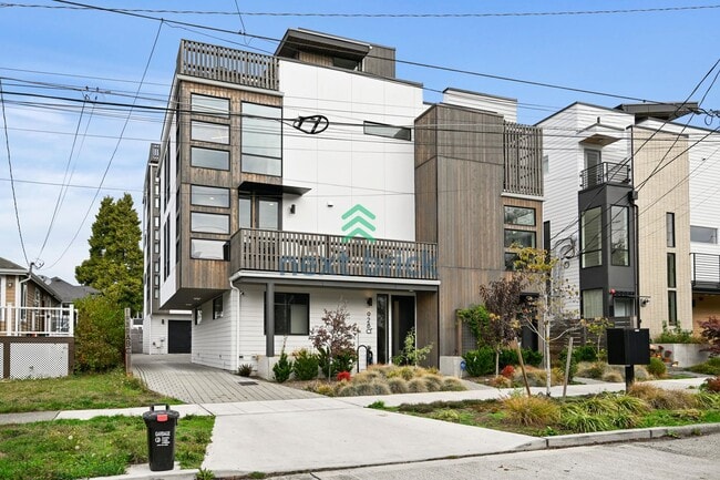 Primary Photo - Beautiful 2 Bed 2.5 Bath Townhome for Rent