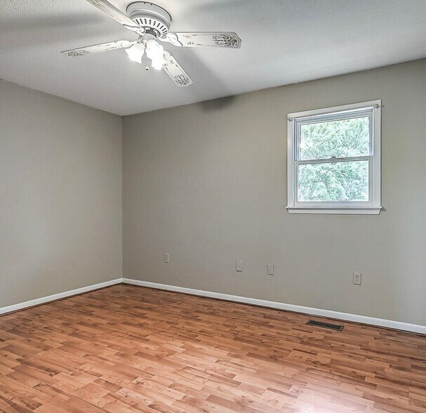 Building Photo - 225 Oakcrest Cir