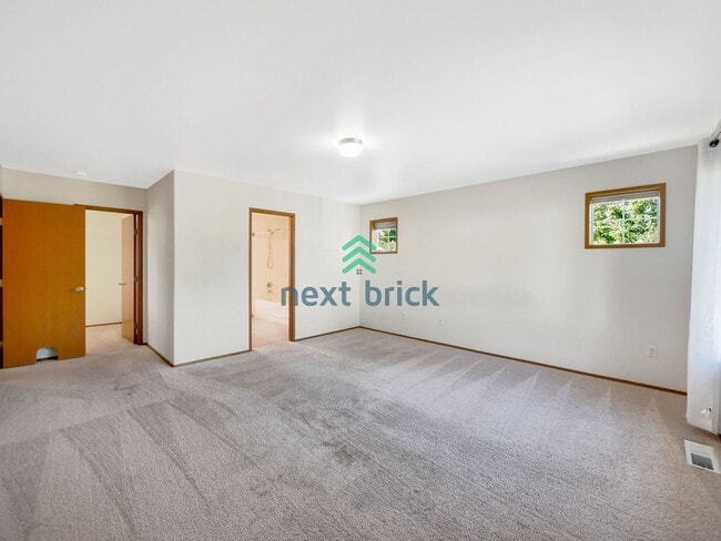 Building Photo - 4 Bed and 2.5 Bath Single-family Home is A...