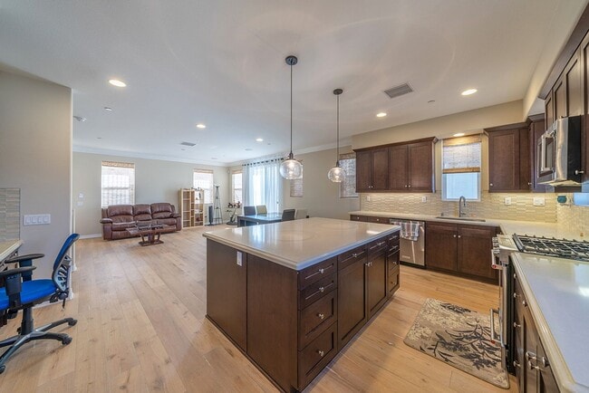 Building Photo - Gorgeous Lomita Townhome