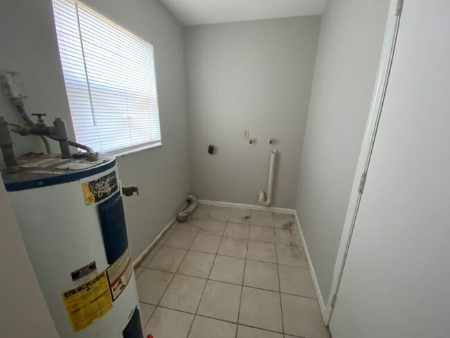 Building Photo - 2 Bedroom 1 Bath Duplex in Lakeland for RENT!