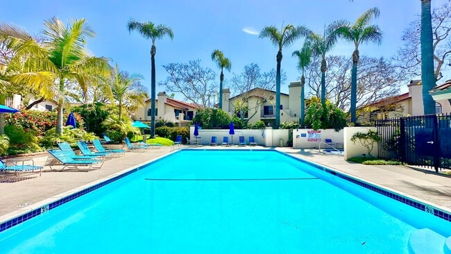 Building Photo - Beautiful, End Unit Condo, in the Very Des...