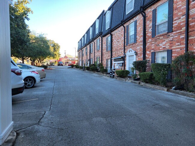 Building Photo - 8401 N New Braunfels Ave