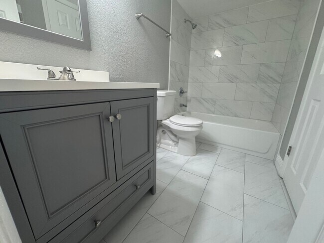 Building Photo - Newly Renovated 2/1 Condo ~ Gated Community near Tuskawilla!