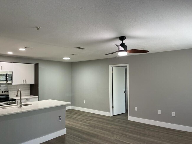 Building Photo - 623 Dory Ln