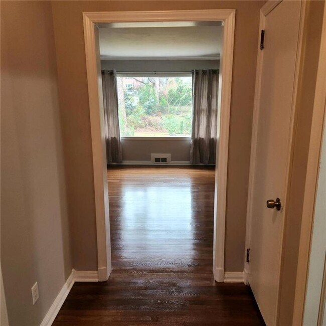 Building Photo - 1049 Ormewood Ave SE