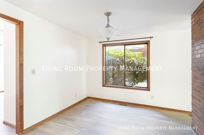 Building Photo - Mid-Centruy Single Level Townhouse - New U...