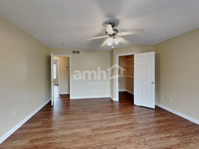 Building Photo - 2251 Custer Ln