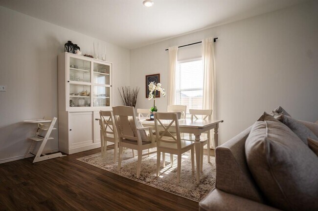 Building Photo - 208 Prairie Dog Town Dr
