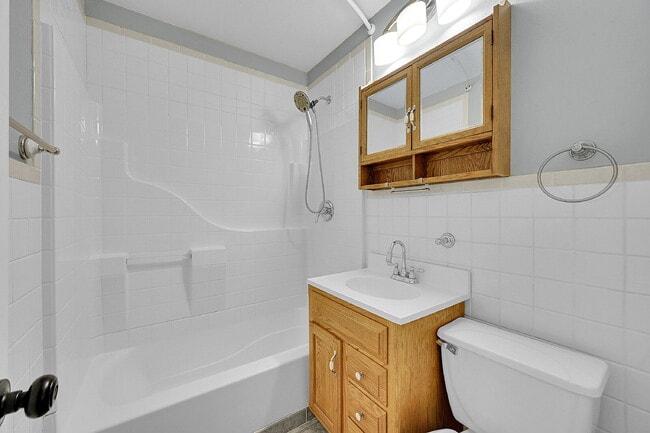 Building Photo - $2,195.00 - 3 Bedrooms, 1 Bathroom, Single...