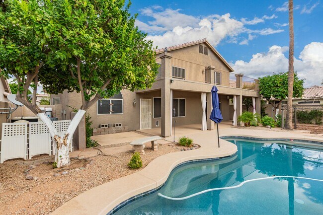 Building Photo - 4 Bedroom 2.5 Bath w/3 Car Garage in Super...