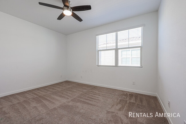 Building Photo - SPACIOUS 3BR/3.5BA IN HORIZON