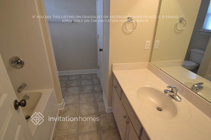 Building Photo - 1807 Chantilly Ln