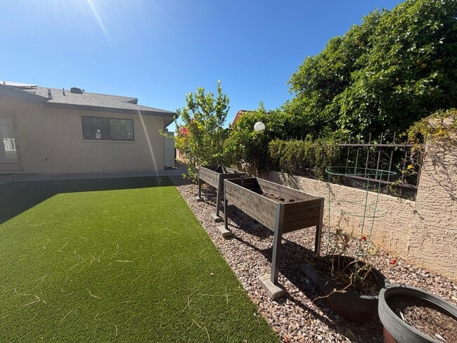 Building Photo - 9225 N Arroya Vista Dr W