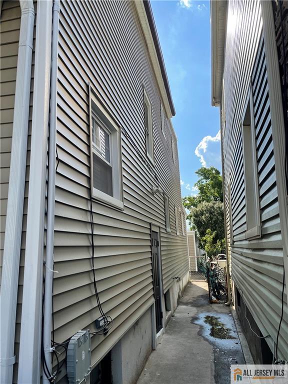 Building Photo - 175 1st St