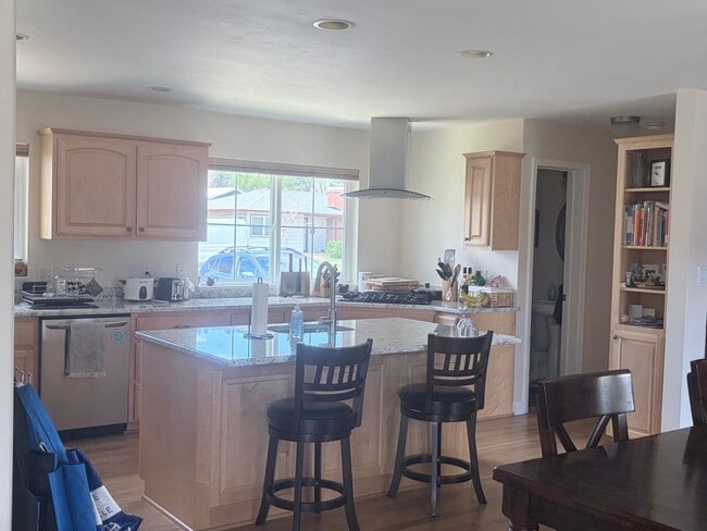 Building Photo - Beautiful Crestview home