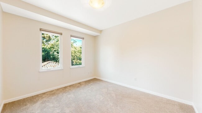 Building Photo - 4-Bedroom Townhome in San Jose!