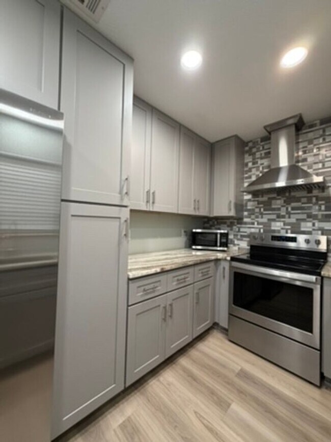 Building Photo - UNFURNISHED, UPDATED 3B/1.5B Home in the Heart of Ft. Walton Beach