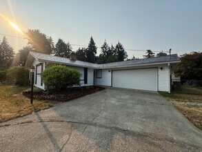 Building Photo - Lake Day Ready- 3 bedroom Rambler!