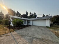 Building Photo - Lake Day Ready- 3 bedroom Rambler!