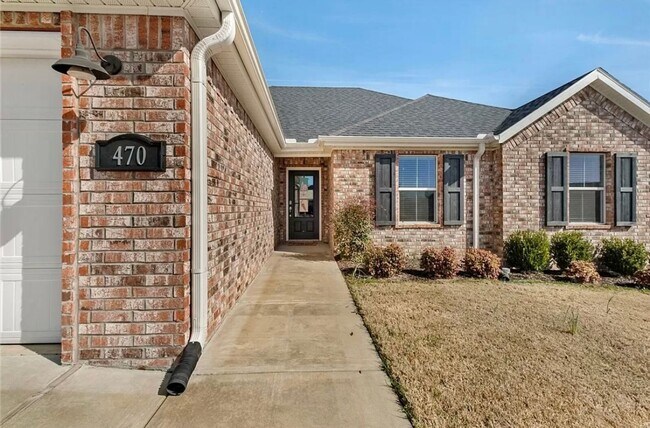 Building Photo - Available June 1st! 3-Bedroom, 2-Bathroom ...