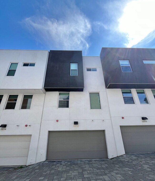 Building Photo - Spacious Light-Flooded 3-Story Silver Lake...