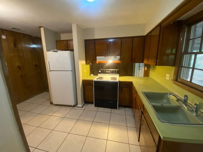 Building Photo - **ON HOLD**3 Bedroom / 2 Bathroom Home for...