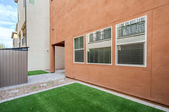 Building Photo - 7050 W Carter Dr