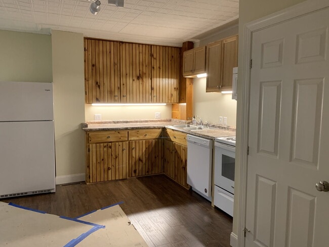 Building Photo - 1ST FLOOR!  3-bedroom unit located on a quiet dead-end street!