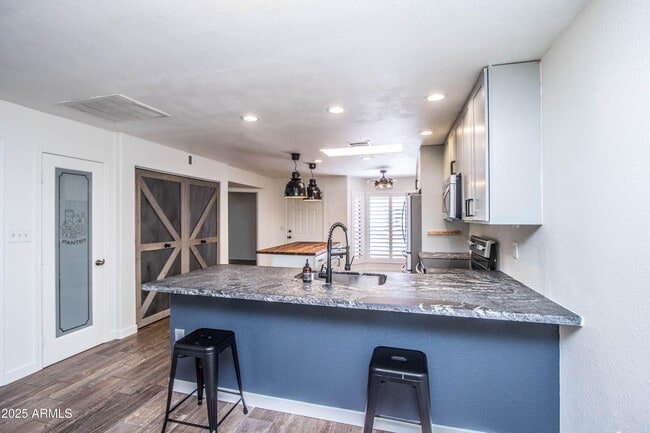 Building Photo - 1318 E Cobb Dr