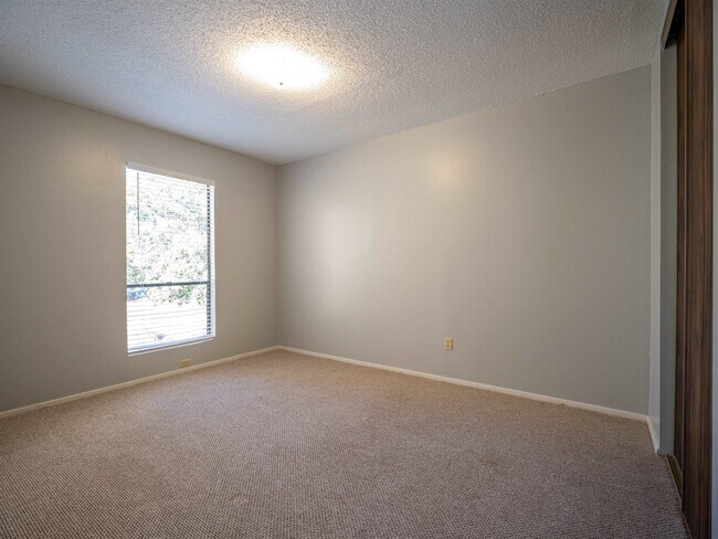 Building Photo - 1209 Hi Stirrup