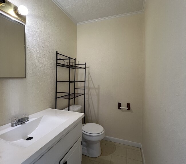 Building Photo - 1043 Westwood Dr