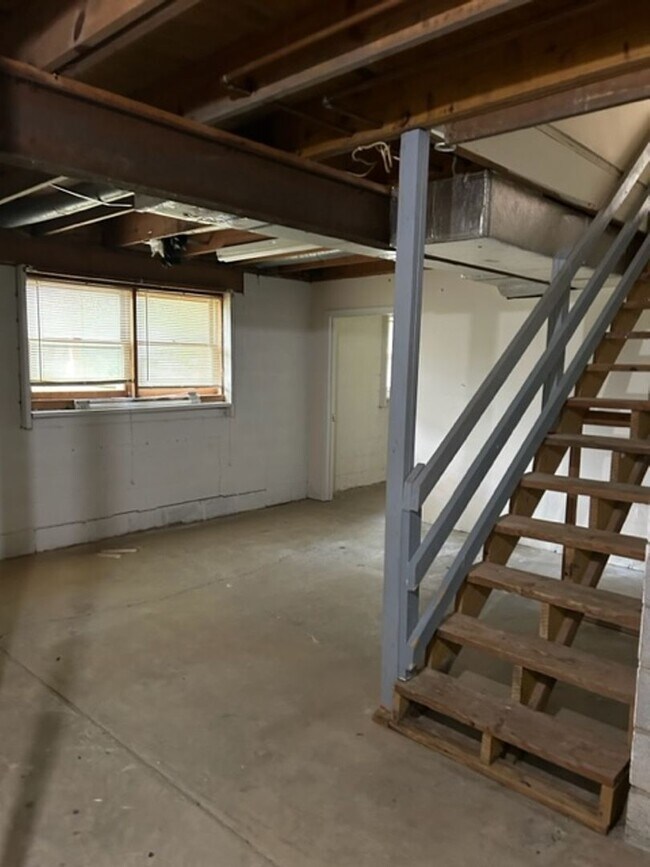 Building Photo - 481 Woodview Dr