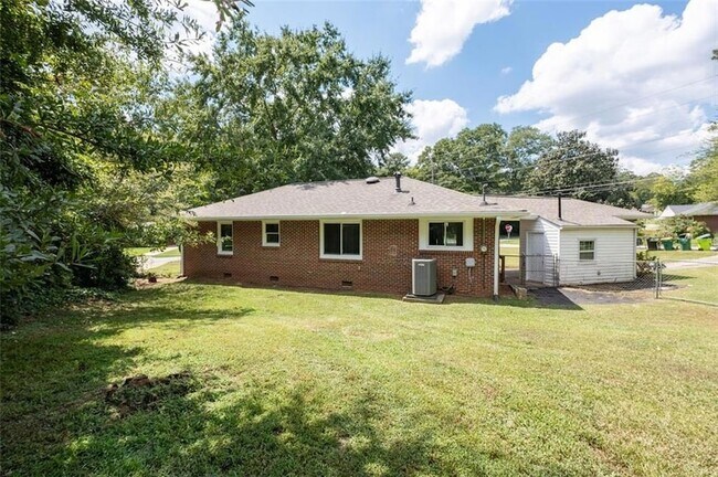 Building Photo - 208 Yancy Dr SE