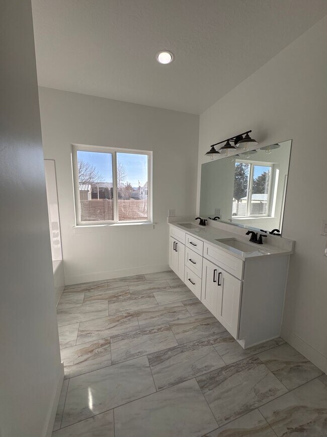 Building Photo - 725 W 350 N