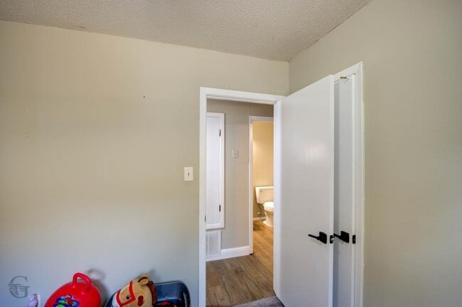 Building Photo - 1710 Ray Ave
