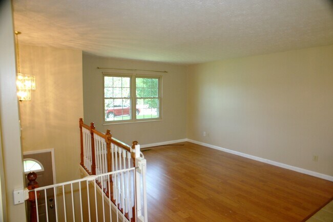 Building Photo - Seymour, 4 bedroom, hardwood floors - Call Steve Davis (865) 681-1000