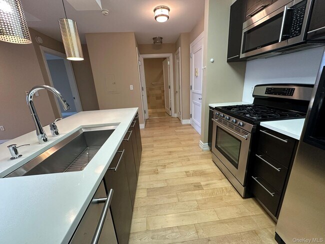 Building Photo - 64-05 Yellowstone Blvd