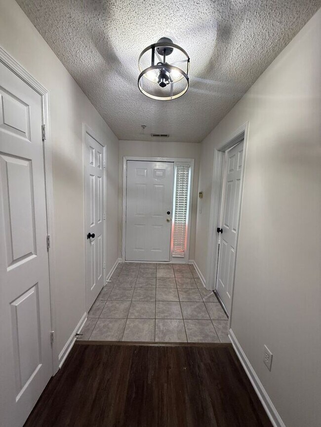 Building Photo - Modern Updated Top Floor unit! Freshly Pai...