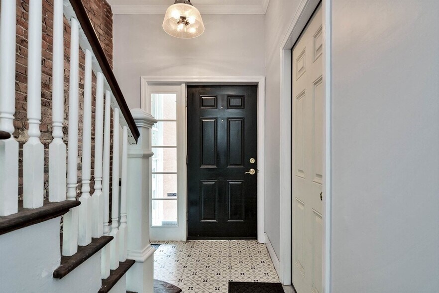 Building Photo - 385 Meridian St